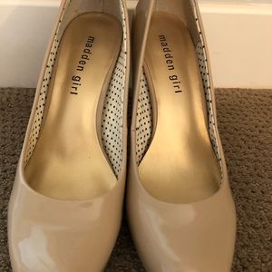 Nude pumps